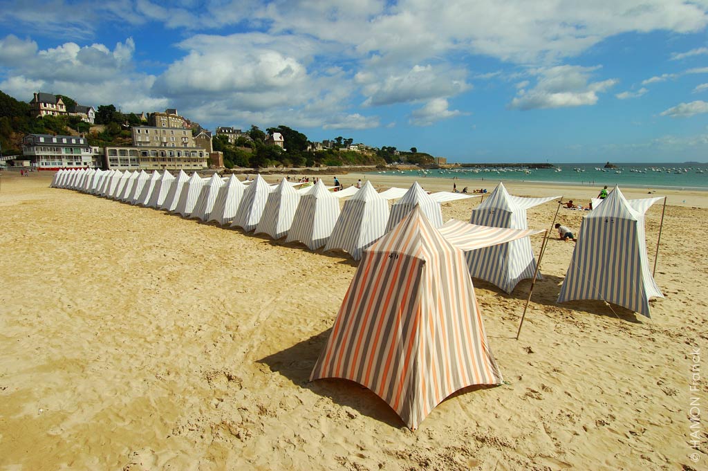Schöner intakter Strand in der Bretagne