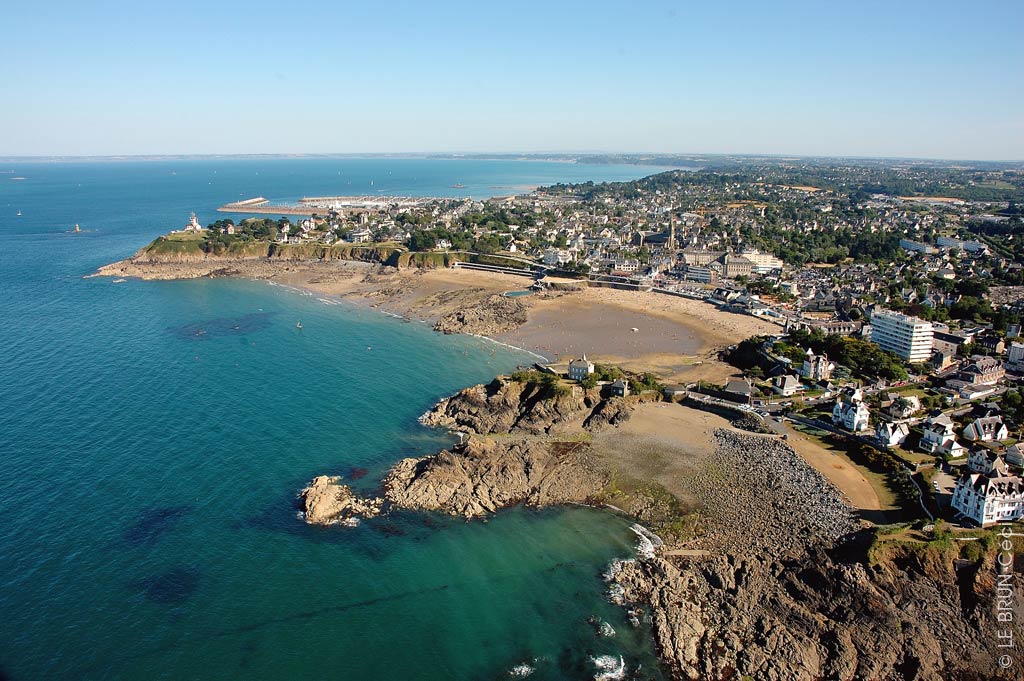 beautiful beaches in saint quay portrieux near our cottages