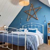 Romantisches Schlafzimmer für einen Aufenthalt nahe der Küste, Bretagne