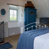 Charmantes Schlafzimmer in einem romantischen Ferienhaus in der Bretagne