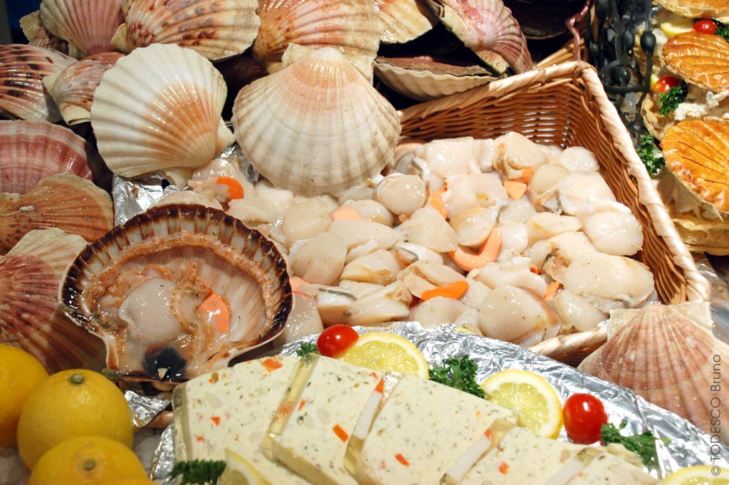 Frische Meeresfrüchte und Fisch auf dem Markt