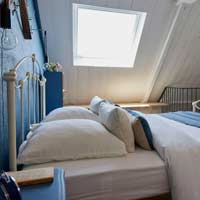 tweepersoonskamer in gezellig, romantisch huisje aan de kust van Bretagne
